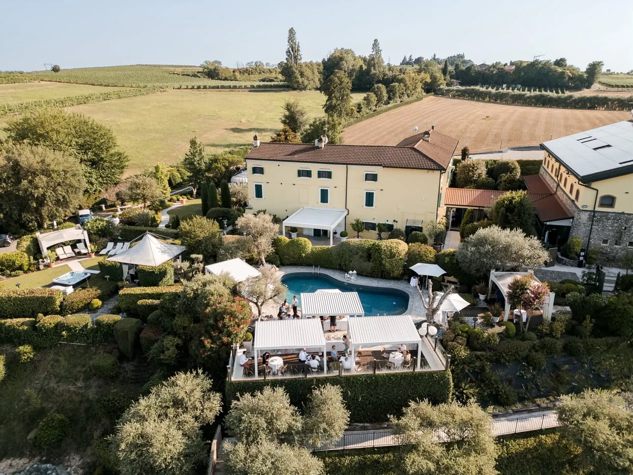 La dimora vista dall’alto, con la piscina, il giardino e la zona jacuzzi