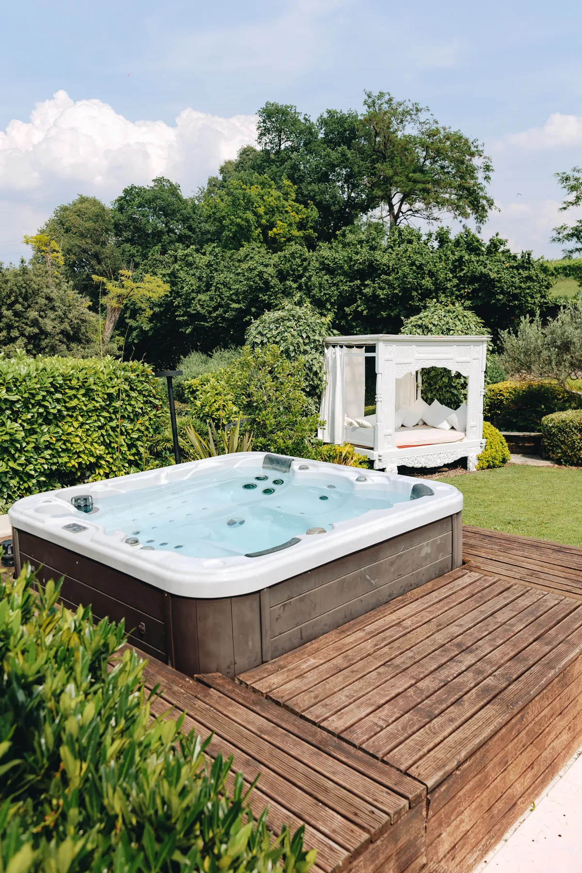La jacuzzi sul suo solarium in legno, nel giardino della dimora