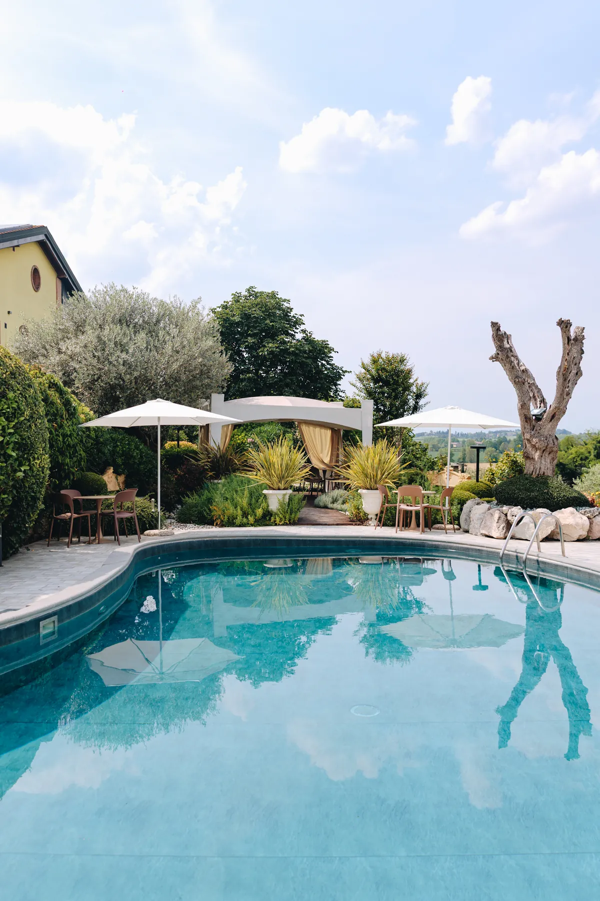 La piscina all’aperto, circondata dal verde e dalle zone relax
