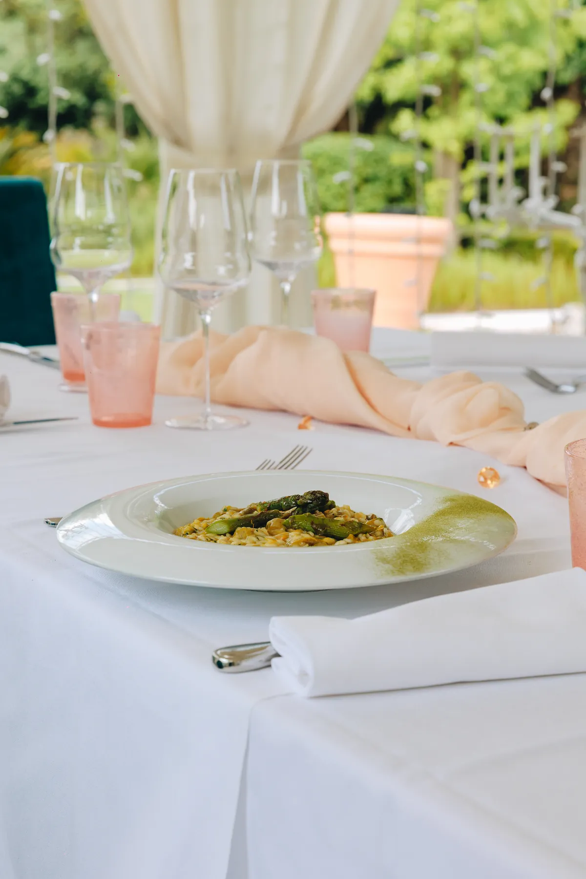 Un piatto di risotto sulla tavola apparecchiata nel gazebo