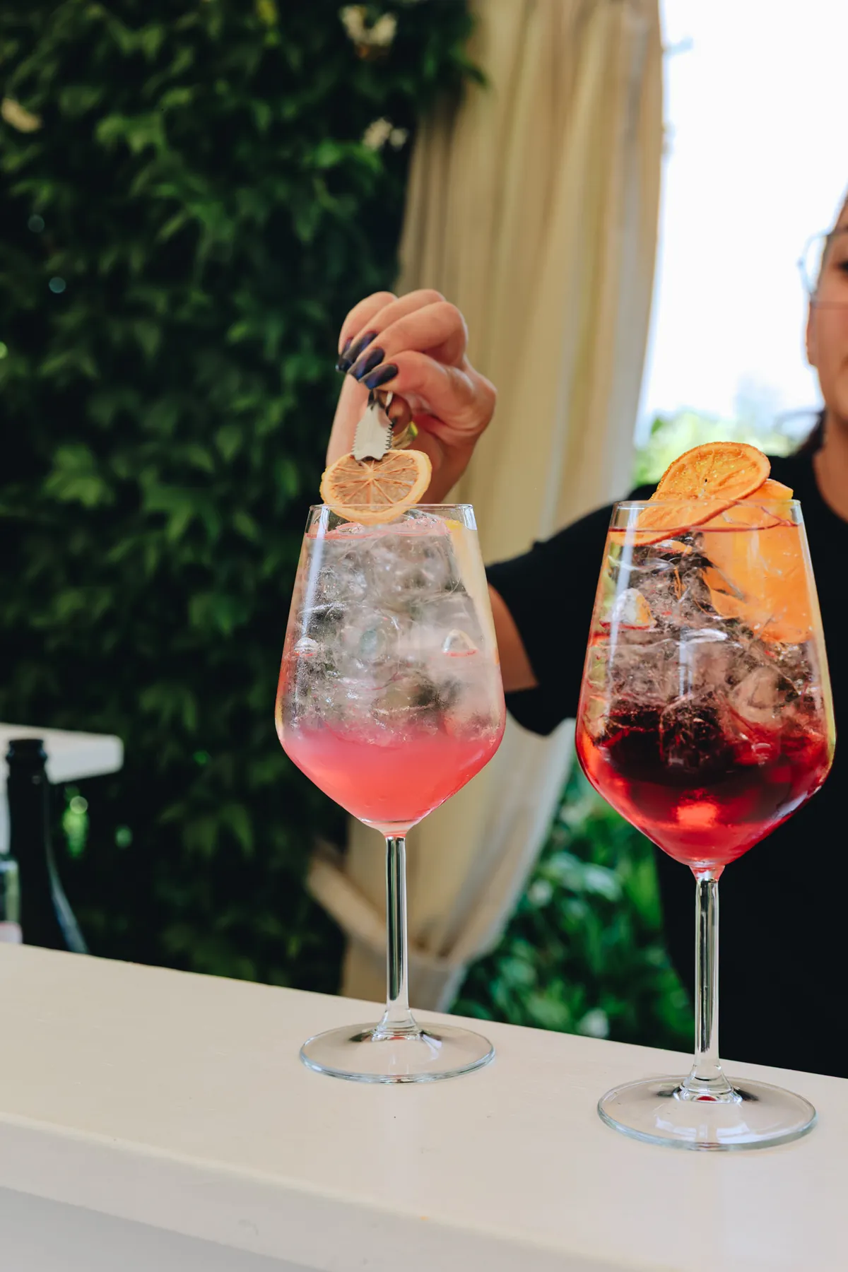 Due calici di aperitivo serviti nel giardino della dimora