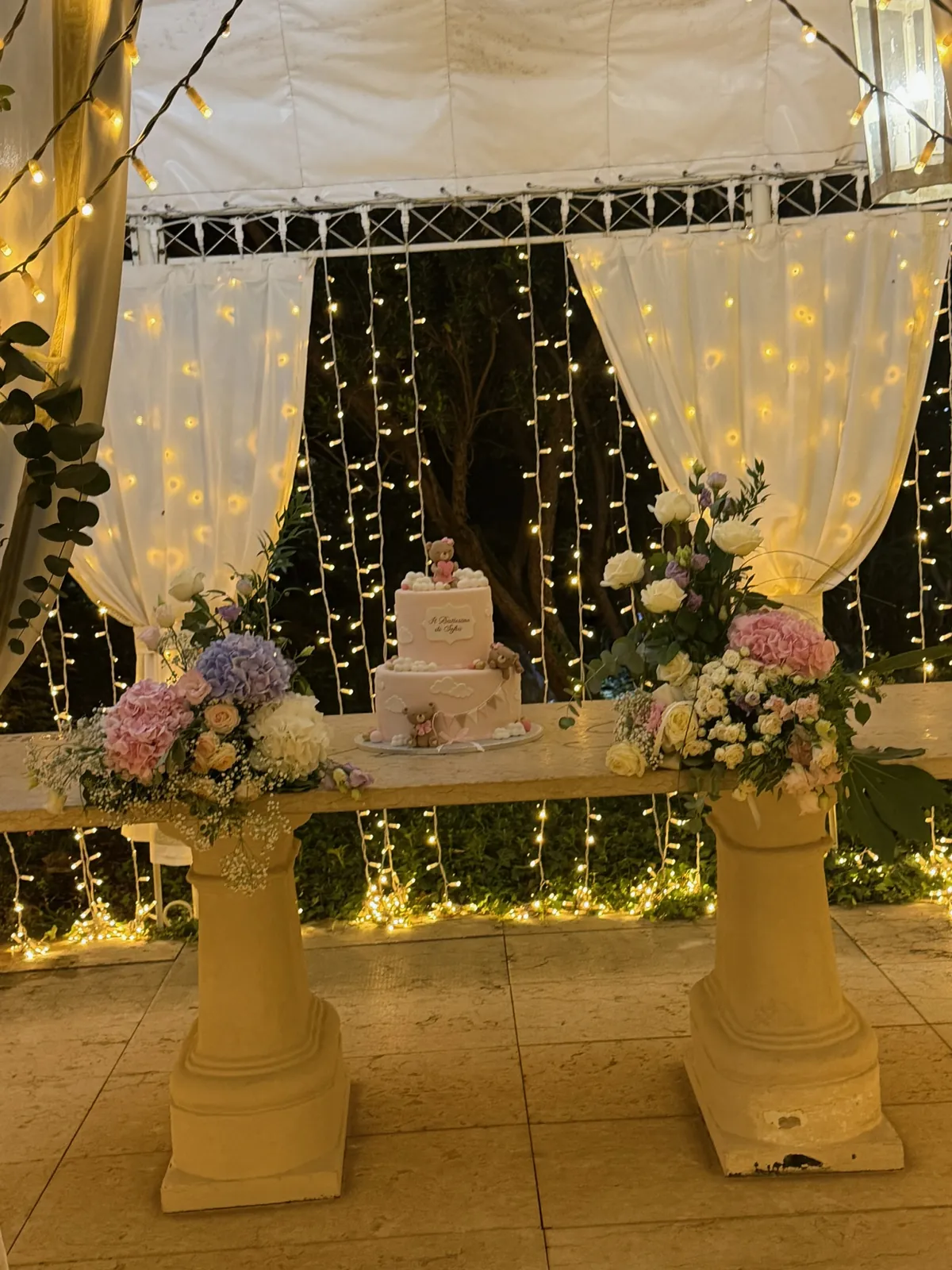Il gazebo illuminato e decorato con fiori bianchi per una festa serale