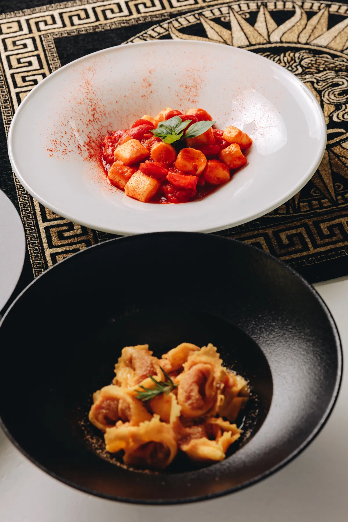 Tre proposte della cucina fotografate nella sala del ristorante