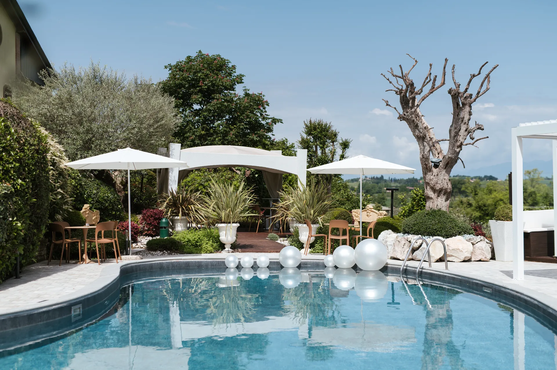 La piscina e gli spazi verdi della dimora in una giornata di sole