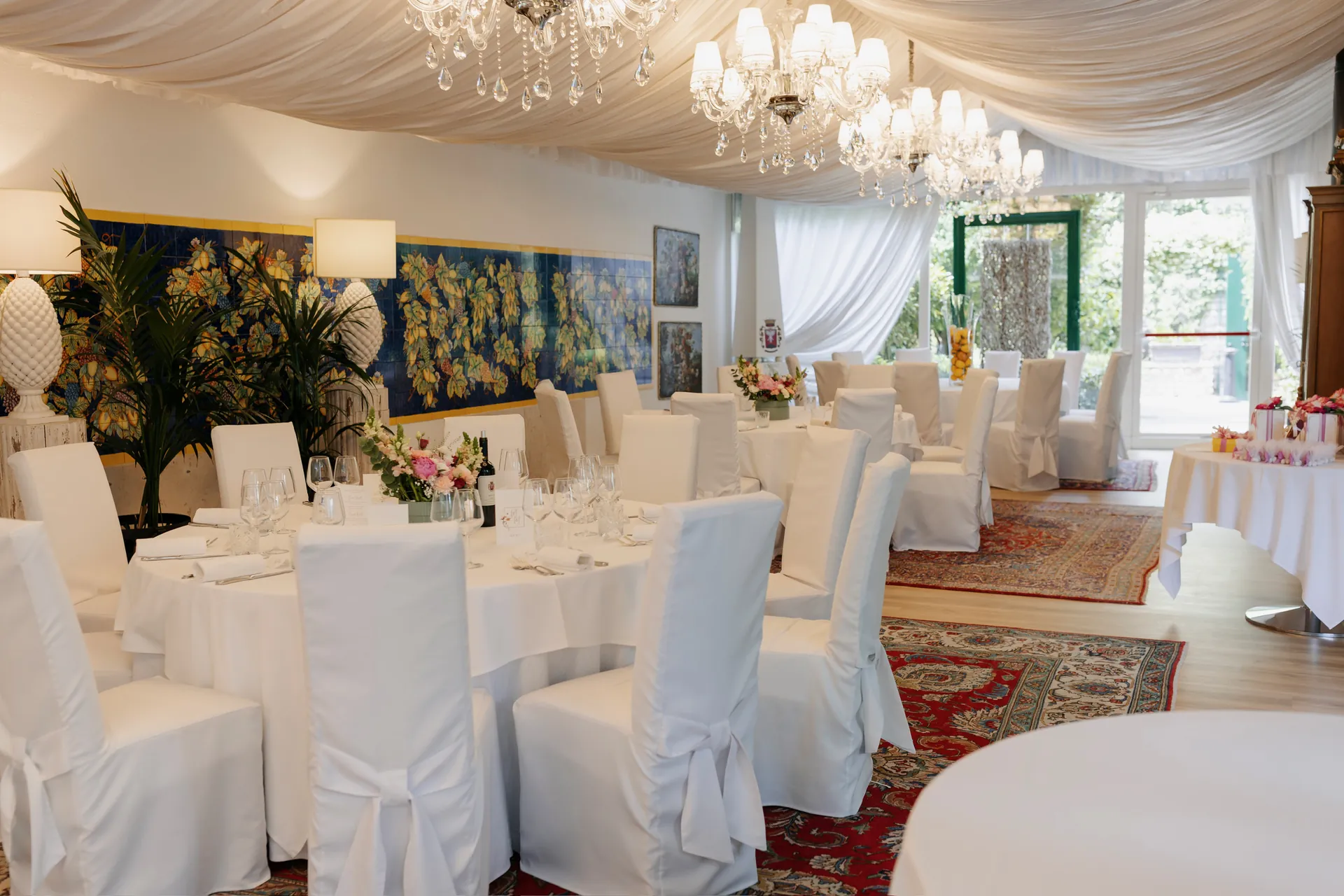 La sala luminosa della dimora, apparecchiata per una festa