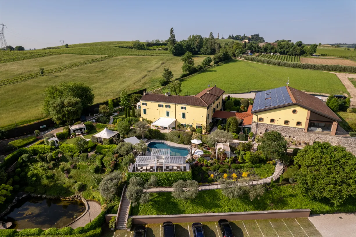 La dimora, la piscina e il giardino immersi nei vigneti di Custoza, vista dall’alto