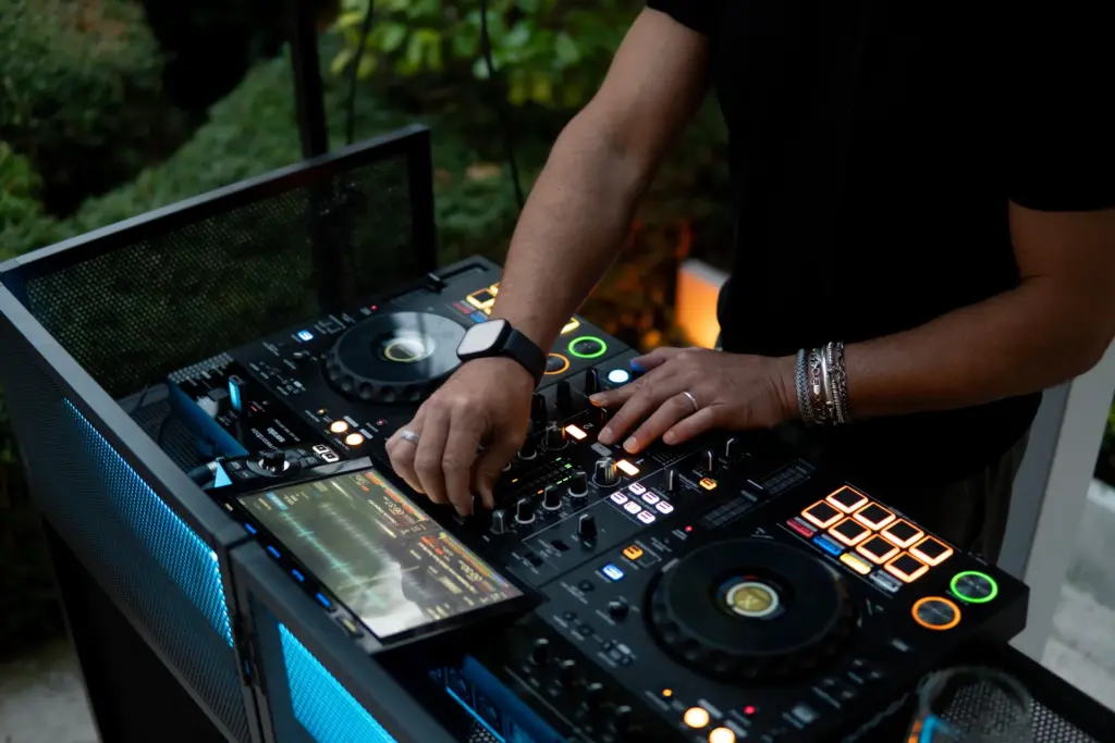 Le mani del DJ alla consolle durante una serata al Casino di Caccia