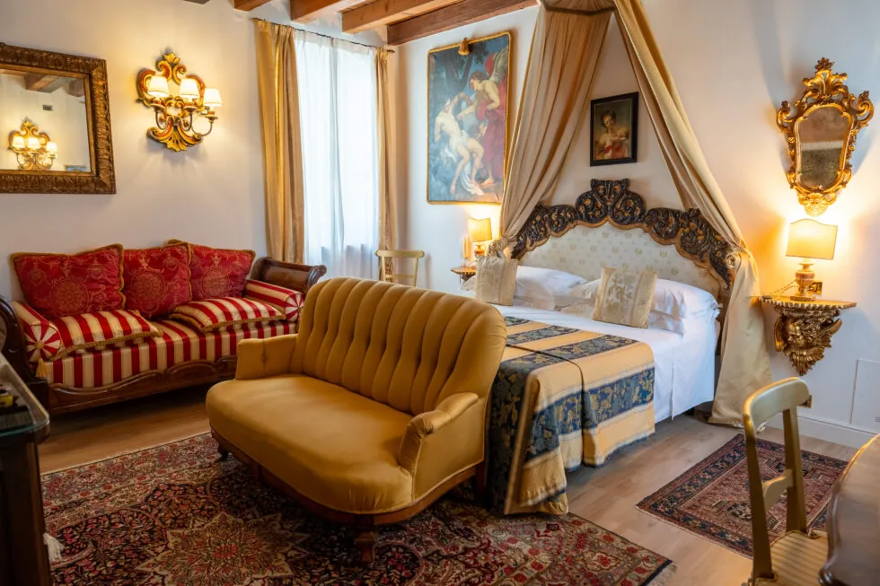 La Camera degli Angeli con il letto a baldacchino e gli arredi dorati