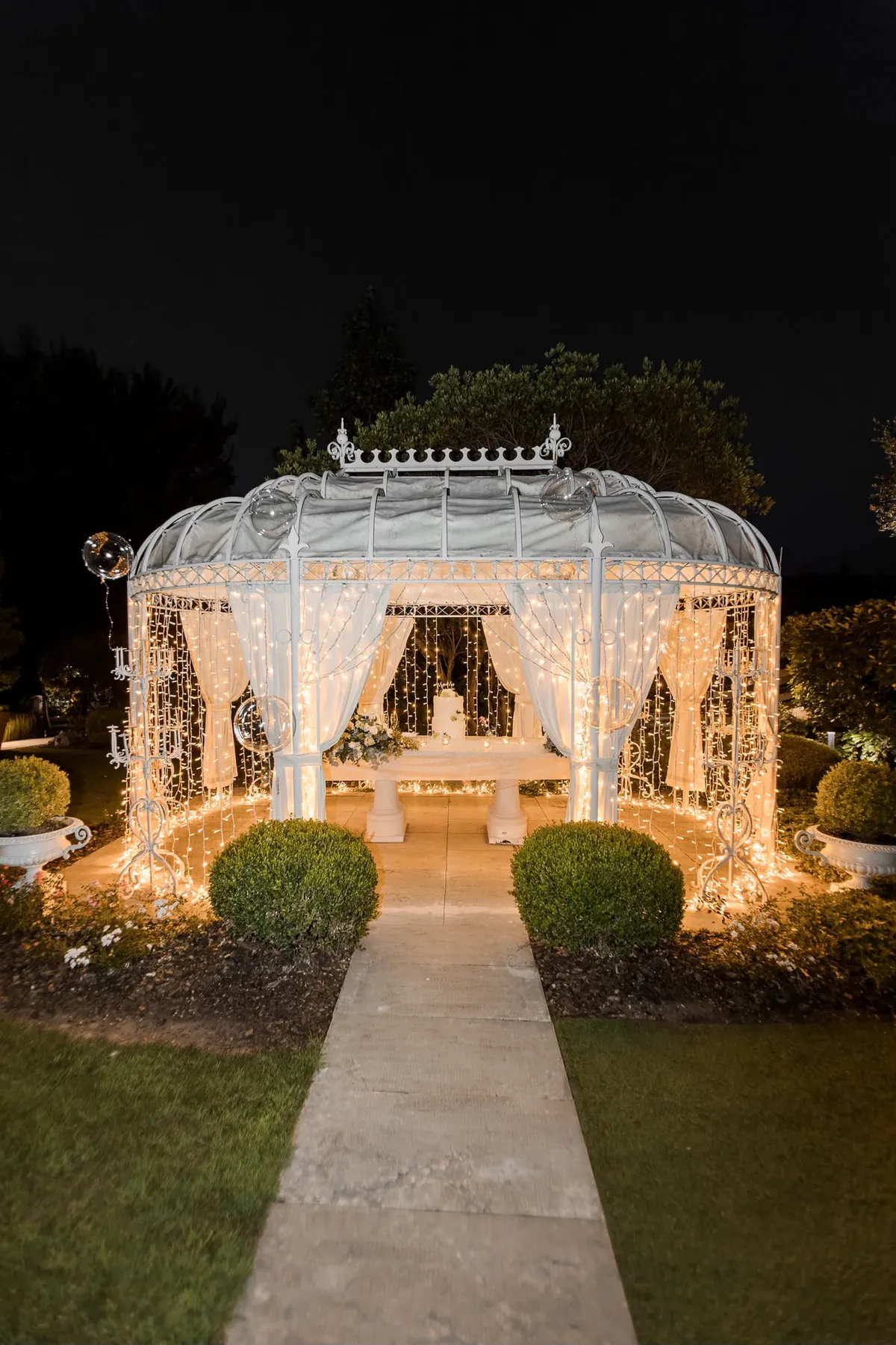 Il gazebo del giardino illuminato di sera