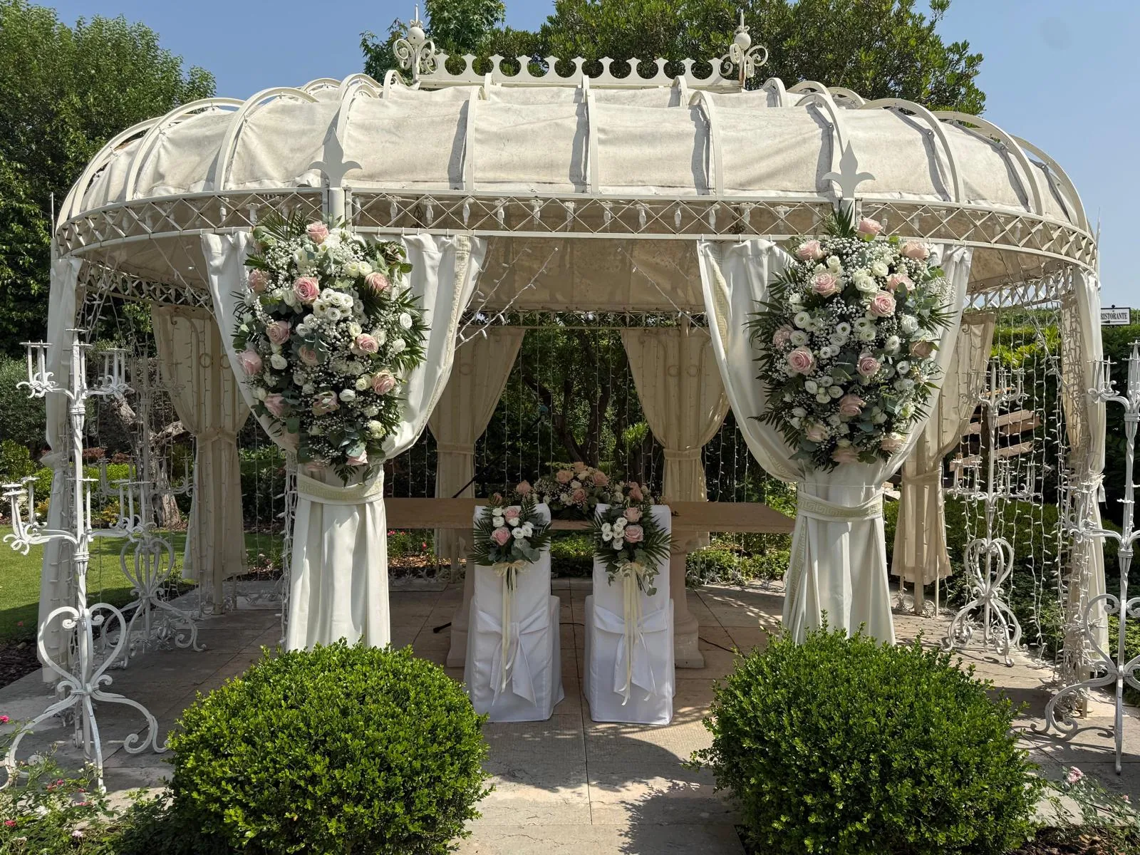 Il gazebo del giardino allestito con fiori bianchi per un matrimonio